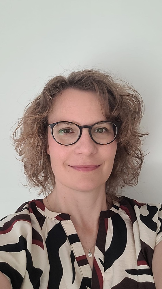 Dr. Nina Bach